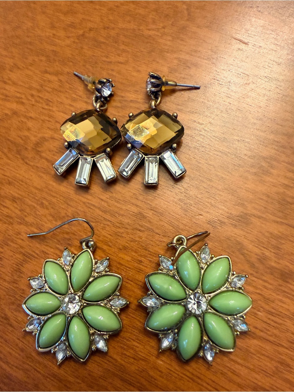 Two pairs earrings